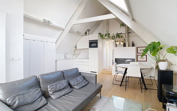 In een voormalige neoclassicistische burgerwoning, volledig gerenoveerd en omgevormd tot een kleinschalig appartementsgebouw met EPC-label B, vind je dit stijlvolle appartement van 60 m&sup2;. Instapklaar wonen in het hart van Antwerpen!
Het appartement bevin