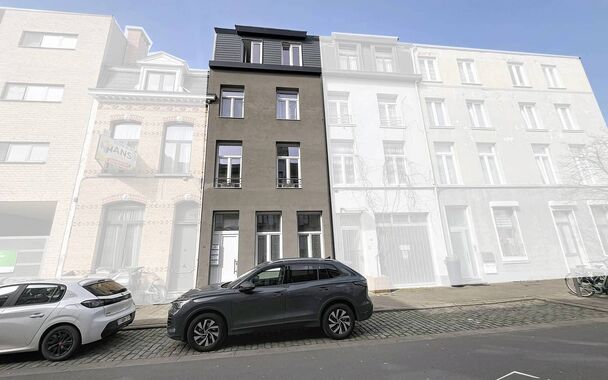 Op een boogscheut van Park Spoor Noord een instapklaar gelijkvloers appartement met terras.
Bij het betreden van het appartement komt u in de lichtrijke woonkamer (22 m&sup2;), die naadloos overgaat in een open, volledig ingerichte keuken. De keuken is uitger