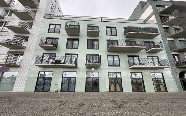 Een stijlvol en energiezuinig appartement (ca. 112 m&sup2;) met een ruim terras dat een prachtig uitzicht biedt op de jachthaven. Dit unieke project werd gerealiseerd in 2018 en onderscheidt zich door zijn moderne architectuur.
De inkomhal is voorzien van een