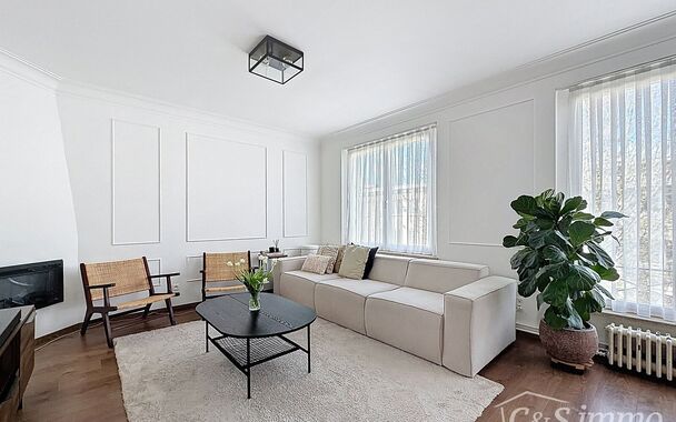 In de gegeerde Tentoonstellingswijk bevindt zich dit instapklare en centraal gelegen appartement. Dankzij de uitstekende ligging geniet u van een vlotte bereikbaarheid en bevinden alle voorzieningen zich op wandelafstand.
Via de inkomhal betreedt u de rui