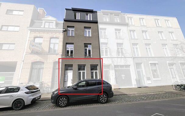 Op een boogscheut van Park Spoor Noord een instapklaar gelijkvloers appartement met terras.
Bij het betreden van het appartement komt u in de lichtrijke woonkamer (22 m&sup2;), die naadloos overgaat in een open, volledig ingerichte keuken. De keuken is uitger