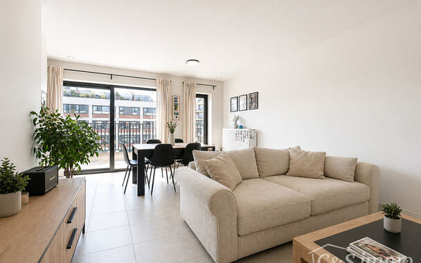 Modern en luxueus nieuwbouwappartement met twee slaapkamers (ca. 75 m&sup2;), ideaal gelegen nabij Park Spoor Noord. Het hoge schuifraam zorgt voor een overvloed aan natuurlijk licht in de ruime leefruimte (ca. 27 m&sup2;), die rechtstreeks toegang biedt tot het 
