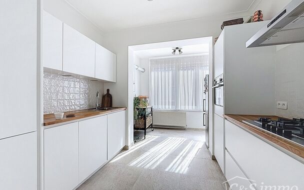 In de gegeerde Tentoonstellingswijk bevindt zich dit instapklare en centraal gelegen appartement. Dankzij de uitstekende ligging geniet u van een vlotte bereikbaarheid en bevinden alle voorzieningen zich op wandelafstand.
Via de inkomhal betreedt u de rui
