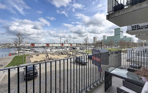 Een stijlvol en energiezuinig appartement (ca. 112 m&sup2;) met een ruim terras dat een prachtig uitzicht biedt op de jachthaven. Dit unieke project werd gerealiseerd in 2018 en onderscheidt zich door zijn moderne architectuur.
De inkomhal is voorzien van een