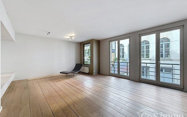 Ruim appartement (ca. 105m&sup2;) gelegen op de 1e verdieping van residentie Chacalli, op wandelafstand van het bruisende Eilandje. Via de inkomhal met ingemaakte kast en apart gastentoilet bereikt u de ruime en lichtrijke leefruimte (ca. 39 m&sup2;), afgewerkt m