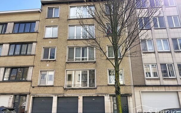 Lichtrijk en ruim appartement met inpandig terras gelegen op wandelafstand van alle winkels, openbaar vervoer en invalswegen.
Via de inkomhal betreedt u de ruime en lichtrijke leefruimte (ca. 33 m&sup2;), waar grote raampartijen zorgen voor een aangename lich