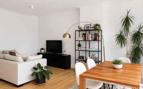 Stijlvol gerenoveerd appartement op de tweede verdieping van een kleinschalig gebouw.
Inkomhal, lichtrijke leefruimte (31 m&sup2;), afgewerkt met een mooie laminaatvloer. De grote vernieuwde ramen zorgen voor overvloedig natuurlijk licht en een open gevoel.
D
