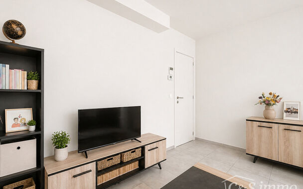 Modern en luxueus nieuwbouwappartement met twee slaapkamers (ca. 75 m&sup2;), ideaal gelegen nabij Park Spoor Noord. Het hoge schuifraam zorgt voor een overvloed aan natuurlijk licht in de ruime leefruimte (ca. 27 m&sup2;), die rechtstreeks toegang biedt tot het 