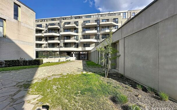 Modern en luxueus nieuwbouwappartement met twee slaapkamers (ca. 75 m&sup2;), ideaal gelegen nabij Park Spoor Noord. Het hoge schuifraam zorgt voor een overvloed aan natuurlijk licht in de ruime leefruimte (ca. 27 m&sup2;), die rechtstreeks toegang biedt tot het 