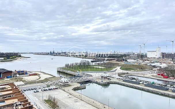 Dit instapklaar appartement (ca.94 m&sup2; ) bevindt zich op de 12e verdieping met waterzicht, op het bruisende Eilandje aan de Montevideo en op fietsafstand van het centrum. Inkomhal met toegang tot berging en apart toilet met handenwasser. Ruime woon- en ee
