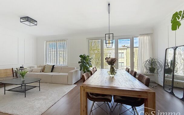 Lichtrijk en ruim appartement met inpandig terras gelegen op wandelafstand van alle winkels, openbaar vervoer en invalswegen.
Via de inkomhal betreedt u de ruime en lichtrijke leefruimte (ca. 33 m&sup2;), waar grote raampartijen zorgen voor een aangename lich