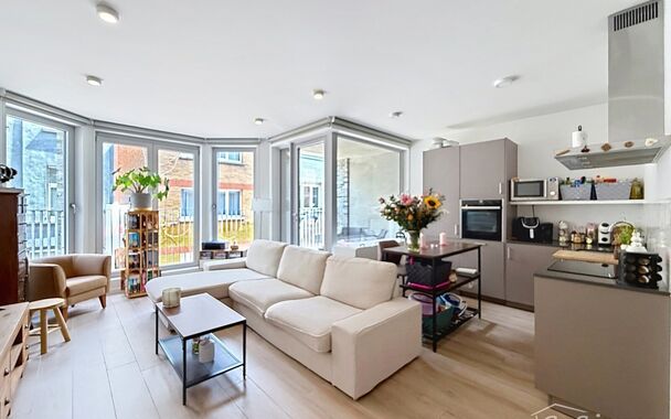 Instapklaar appartement met 2 slaapkamers en zijdelings zicht op Park Spoor Noord.
Dit goed onderhouden appartement geniet van een uitstekende ligging vlak bij Park Spoor Noord en biedt een aangename combinatie van licht, ruimte en comfort.
De ruime en li