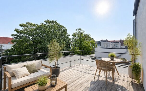 Mooi appartement op de tweede verdieping met een riant terras. Inkomhal, lichtrijke leefruimte (ca 37m&sup2;) met een open ge&iuml;nstalleerde keuken. De moderne keuken is uitgerust met keramische kookplaat, oven, dampkap, vaatwasser en koelkast met vriesvak. Van
