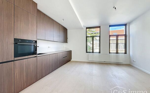 Dit charmante vernieuwde appartement met terras gevestigd in een klein gebouw,  biedt een perfecte balans tussen comfort en stijl, gelegen in de levendige en vernieuwende wijk Stuivenberg. 
Dit appartement ligt op wandelafstand van het parkcomplex Stuiven