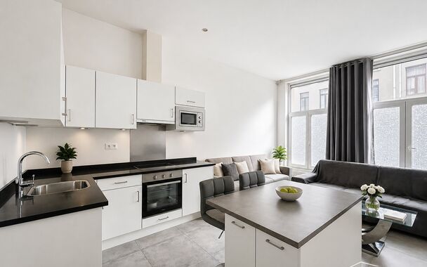 Op een boogscheut van Park Spoor Noord een instapklaar gelijkvloers appartement met terras.
Bij het betreden van het appartement komt u in de lichtrijke woonkamer (22 m&sup2;), die naadloos overgaat in een open, volledig ingerichte keuken. De keuken is uitger