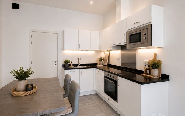 Op een boogscheut van Park Spoor Noord een instapklaar gelijkvloers appartement met terras.
Bij het betreden van het appartement komt u in de lichtrijke woonkamer (22 m&sup2;), die naadloos overgaat in een open, volledig ingerichte keuken. De keuken is uitger