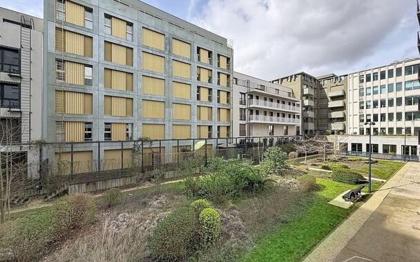 Een stijlvol en energiezuinig appartement (ca. 112 m&sup2;) met een ruim terras dat een prachtig uitzicht biedt op de jachthaven. Dit unieke project werd gerealiseerd in 2018 en onderscheidt zich door zijn moderne architectuur.
De inkomhal is voorzien van een