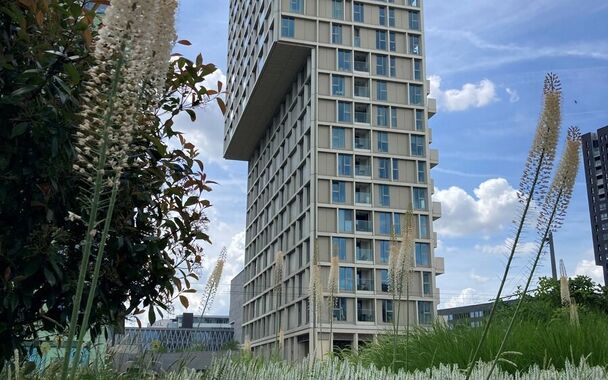 Luxe nieuwbouw appartement op de 20e verdieping met 270 graden uitzicht over Antwerpen, Park Spoor Noord, het Eilandje en de dokken. De lichtrijke leefruimte (ca. 26 m&sup2;) met open  keuken (ca. 6 m&sup2;) is voorzien van een keramische kookplaat, dampkap, koel