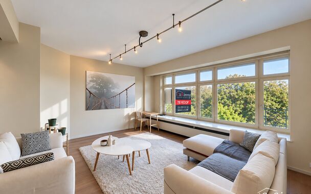 Lichtrijk 2-slaapkamerappartement met prachtig zicht op het Stadspark
Dit ruime en lichtrijke appartement bevindt zich op de 5de verdieping en geniet van een prachtig, open zicht over het Stadspark.
Bij binnenkomst komt u meteen in de volledig ge&iuml;nstalle