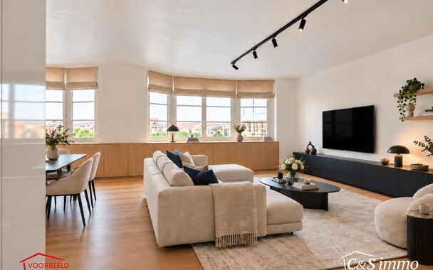 Kwalitatief afgewerkt appartement op de vierde verdieping van &lsquo;Het Koninklijk Entrepot&rsquo;. Men betreedt de woning via de inkomhal, met veiligheidsdeur, die rechtstreeks toegang biedt tot de open en lichtrijke woon- en eetkamer op parket die een frontaal