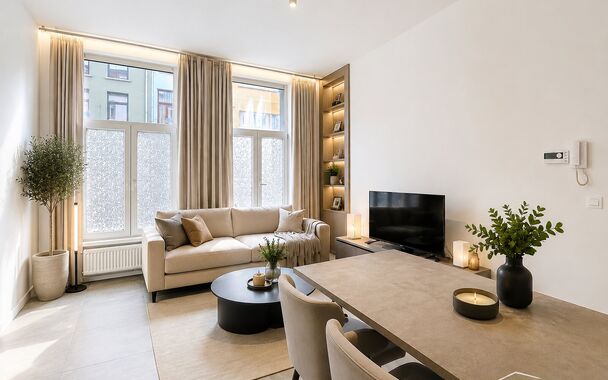 Op een boogscheut van Park Spoor Noord een instapklaar gelijkvloers appartement met terras.
Bij het betreden van het appartement komt u in de lichtrijke woonkamer (22 m&sup2;), die naadloos overgaat in een open, volledig ingerichte keuken. De keuken is uitger