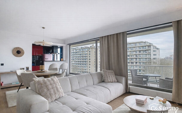 Welkom in residentie Willem de Brouwer. Op de achtste verdieping van dit goed onderhouden gebouw bevindt zich dit appartement, gelegen aan een gemeenschappelijke gang met slechts vier andere wooneenheden.
U betreedt het appartement via de inkomhal, die be