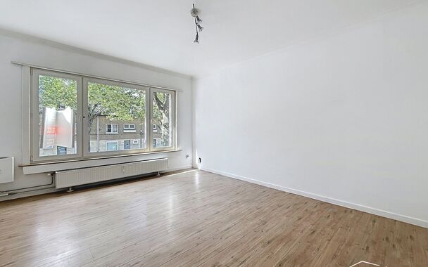 Licht appartement op wandelafstand van het Te Boelaarpark en diverse winkels.
De inkomhal leidt naar de woon- en eetkamer (ca. 23 m&sup2;) met laminaatvloer, aansluitend aan de praktische hoekkeuken. Het appartement beschikt over 2 slaapkamers (ca. 13 m&sup2; - 5