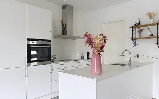 Een recent en instapklaar appartement met terras, ideaal gelegen op wandelafstand van brouwerij Brouwerij De Koninck en het Albertpark. Het appartement bevindt zich op de derde verdieping van een modern en goed onderhouden gebouw met lift.
Via de ruime in