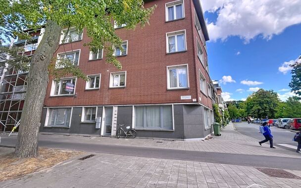 Licht appartement op wandelafstand van het Te Boelaarpark en diverse winkels.
De inkomhal leidt naar de woon- en eetkamer (ca. 23 m²) met laminaatvloer, aansluitend aan de praktische hoekkeuken. Het appartement beschikt over 2 slaapkamers (ca. 13 m² - 5