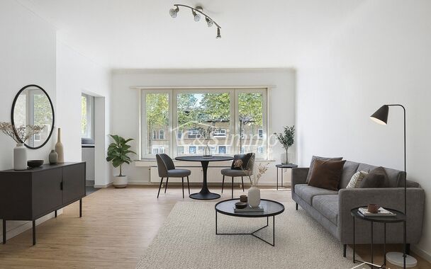 Licht appartement op wandelafstand van het Te Boelaarpark en diverse winkels.
De inkomhal leidt naar de woon- en eetkamer (ca. 23 m²) met laminaatvloer, aansluitend aan de praktische hoekkeuken. Het appartement beschikt over 2 slaapkamers (ca. 13 m² - 5