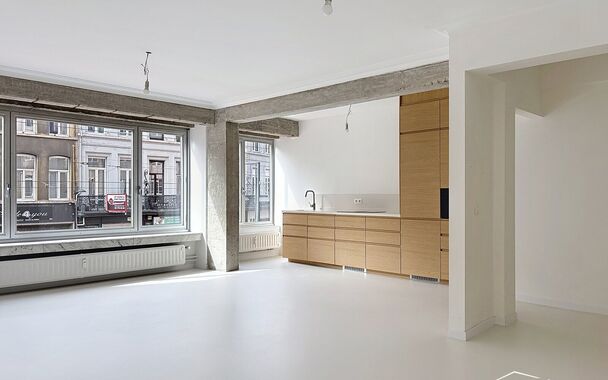 Ontdek dit recent gerenoveerde appartement op de eerste verdieping, gelegen in een bruisende en centrale buurt.
Via de ruime inkomhal, met mogelijkheden voor ingebouwde kasten, komt u naadloos in de lichtrijke woonkamer met een stijlvolle epoxyvloer en ee