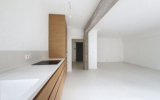 Ontdek dit recent gerenoveerde appartement op de eerste verdieping, gelegen in een bruisende en centrale buurt.
Via de ruime inkomhal, met mogelijkheden voor ingebouwde kasten, komt u naadloos in de lichtrijke woonkamer met een stijlvolle epoxyvloer en ee