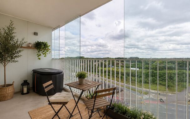 Dit energiezuinig appartement bevindt zich in een recent gebouw (2018) nabij de Slachthuissite. U betreedt het appartement via de inkomhal (ca.7 m&sup2;) met voldoende kastruimte en apart toilet. Lichtrijke woonkamer op keramische parket met een open keuken. 