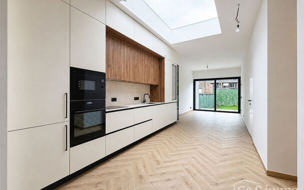 Welkom in de Joris Helleputtestraat 34, een rustige straat op een aangename locatie nabij het prachtige Te Boelaerpark.

Dit gelijkvloerse appartement werd recent volledig gerenoveerd en opgeleverd, met veel aandacht voor kwaliteit en detail.
U komt binne