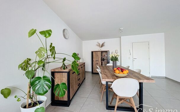 Dit ruime en goed onderhouden appartement met drie slaapkamers is gelegen in een rustige straat en handige locatie. Bij binnenkomst wordt u verwelkomd door een ruime inkomhal. De woon- en eetkamer, met een oppervlakte van circa 32m², is uitgerust met een