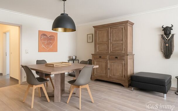 Welkom in dit charmante gelijkvloers appartement met een bewoonbare oppervlakte van ca. 89 m², gelegen op wandelafstand van het prachtige Gemeentepark Bremweide – ideaal voor een ontspannen wandeling in het groen.

U komt binnen via een verzorgde inkom