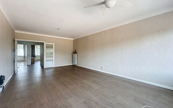 Op de tweede verdieping met lift van een kleinschalig gebouw, vlak bij het prachtige Rivierenhof, bevindt zich dit goed onderhouden en lichtrijke appartement met een ruime inkomhal voorzien van maatkasten, een woon- en leefruimte van ca. 32 m², een geslo