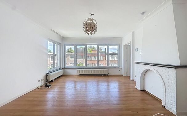 In een kleinschalig gebouw, gelegen in een zeer rustige en residentiële buurt, bevindt zich dit lichtrijke appartement op de tweede verdieping. Dankzij de hoekligging geniet je van uitzonderlijk veel natuurlijke lichtinval in elke ruimte. De ruime leefru