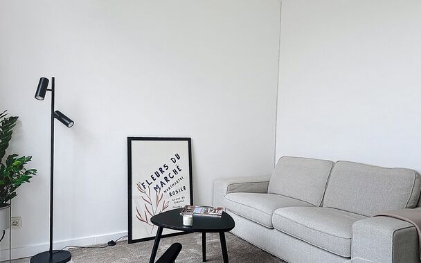 In het hart van het geliefde Deurne Zuid, tussen het Boelaarpark en het Boekenberghpark, vind je dit prachtig appartement terug op de tweede verdieping van een charmant en kleinschalig gebouw. Bij het betreden van het appartement kom je in de gezellige wo