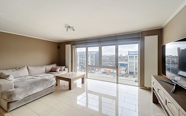 Dit ruime en goed onderhouden appartement met twee slaapkamers is gelegen op een centrale ligging nabij winkels, openbaar vervoer en vele uitvalswegen. Bij binnenkomst wordt u verwelkomd door een inkomhal met maatkast. De woon- en eetkamer, met een opperv