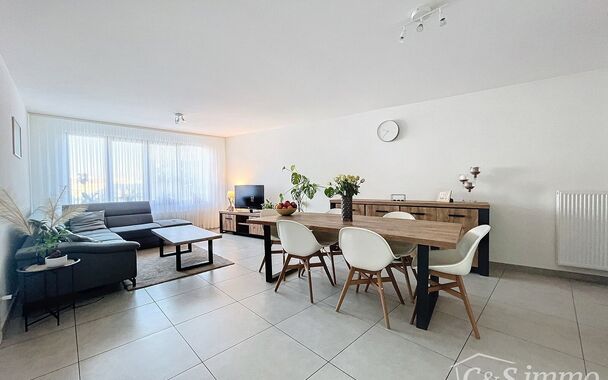 Dit ruime en goed onderhouden appartement met drie slaapkamers is gelegen in een rustige straat en handige locatie. Bij binnenkomst wordt u verwelkomd door een ruime inkomhal. De woon- en eetkamer, met een oppervlakte van circa 32m&sup2;, is uitgerust met een