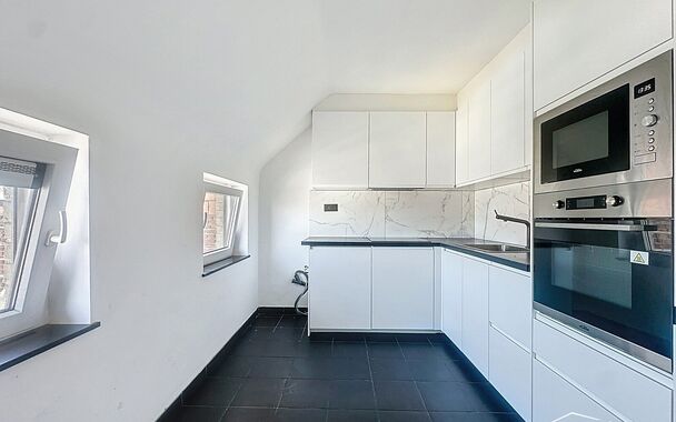 Duplexappartement gelegen op de tweede verdieping van een kleinschalig en rustig gebouw in het hart van Deurne. Dankzij de lage gemeenschappelijke kosten en de aparte nutsvoorzieningen geniet je hier van betaalbaar en zorgeloos wonen.
De woning is verdeel