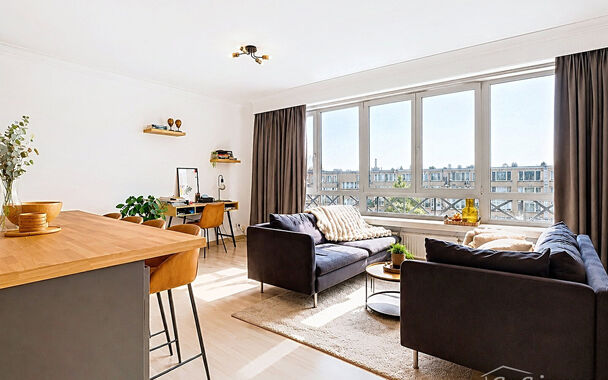 Op de Bisschoppenhoflaan bevindt zich dit gerenoveerde appartement van ca. 92 m&sup2;, gelegen op de derde verdieping van een kleinschalig gebouw zonder lift.
Via de centrale inkomhal heeft u toegang tot alle ruimtes. De ruime en lichtrijke leefruimte van ca.