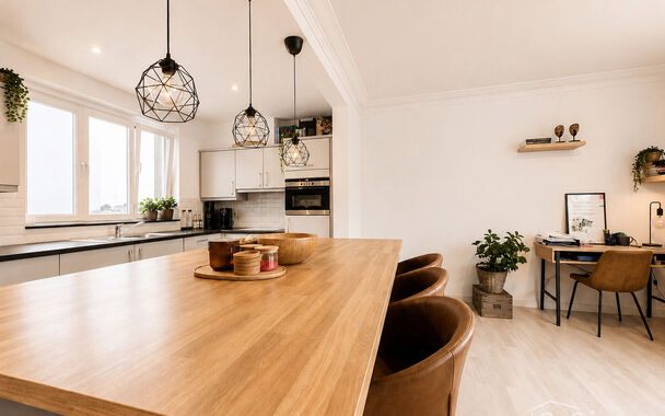 Op de Bisschoppenhoflaan bevindt zich dit gerenoveerde appartement van ca. 92 m&sup2;, gelegen op de derde verdieping van een kleinschalig gebouw zonder lift.
Via de centrale inkomhal heeft u toegang tot alle ruimtes. De ruime en lichtrijke leefruimte van ca.