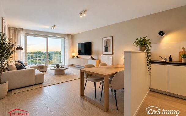 Dit energiezuinig appartement bevindt zich in een recent gebouw (2018) nabij het prachtige Rivierenhof. U betreedt het appartement via de inkomhal (ca.7 m&sup2;) met voldoende kastruimte en apart toilet. Lichtrijke woonkamer op keramische parket met een open 