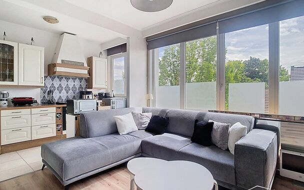 Ontdek dit zonnige appartement op de tweede verdieping van een kleinschalig gebouw. Geniet direct van bewoonbaar comfort met een ruime hal die uitnodigt naar de gezellige woonkamer, gekenmerkt door een warme laminaatvloer en dubbele beglazing. De open keu