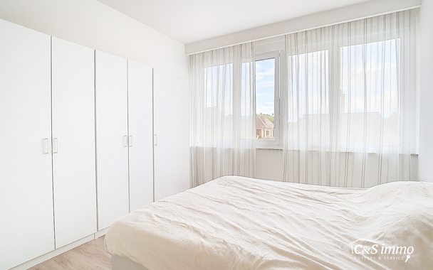 Ontdek dit zonnige appartement op de tweede verdieping van een kleinschalig gebouw. Geniet direct van bewoonbaar comfort met een ruime hal die uitnodigt naar de gezellige woonkamer, gekenmerkt door een warme laminaatvloer en dubbele beglazing. De open keu