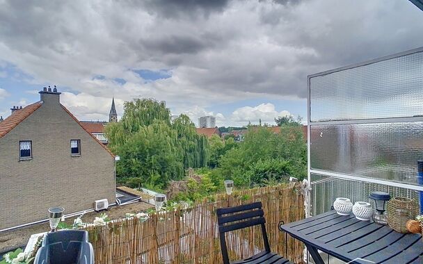 Ontdek dit zonnige appartement op de tweede verdieping van een kleinschalig gebouw. Geniet direct van bewoonbaar comfort met een ruime hal die uitnodigt naar de gezellige woonkamer, gekenmerkt door een warme laminaatvloer en dubbele beglazing. De open keu