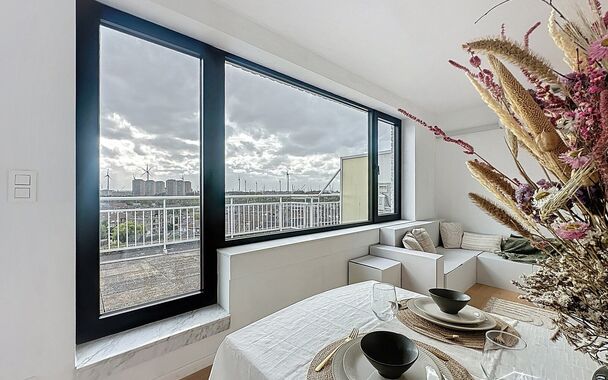 Luxueus gerenoveerd 1-slaapkamer dakappartement met een uniek dakterras ca30m² met een open uitzicht over Antwerpen en de haven van Antwerpen.
Het gerenoveerde appartement biedt alle comfort, met een ruim zonne terras, ideaal voor ontspanning. Dit appart