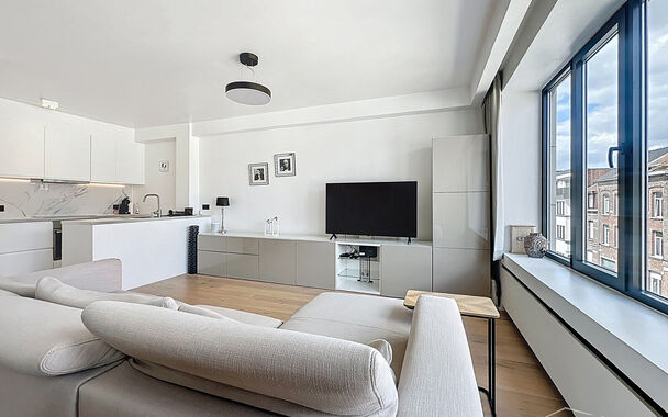 Op zoek naar een lichtrijk en instapklaar appartement met een luxueuze afwerking? In een kleinschalig en verzorgd gebouw met lift presenteren wij dit prachtig gerenoveerde appartement dat klasse en comfort uitstraalt. Bij het binnenkomen leidt de ruime ha